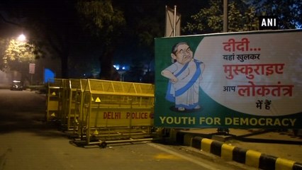 下载视频: Posters of Mamata Banerjee asking her to 'smile' put up across Delhi