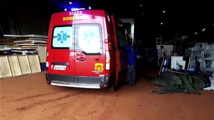 Mulher tem perna fraturada ao ser atingida por pilha de vidro em empresa