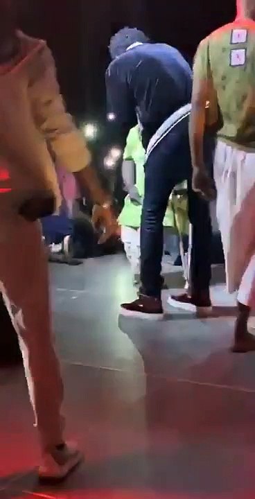 Wally Seck invite un handicapé sur scène et fait un geste qui émeut tout le monde