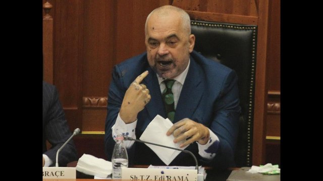 Paloka sulmon me bojë kryeministrin Edi Rama