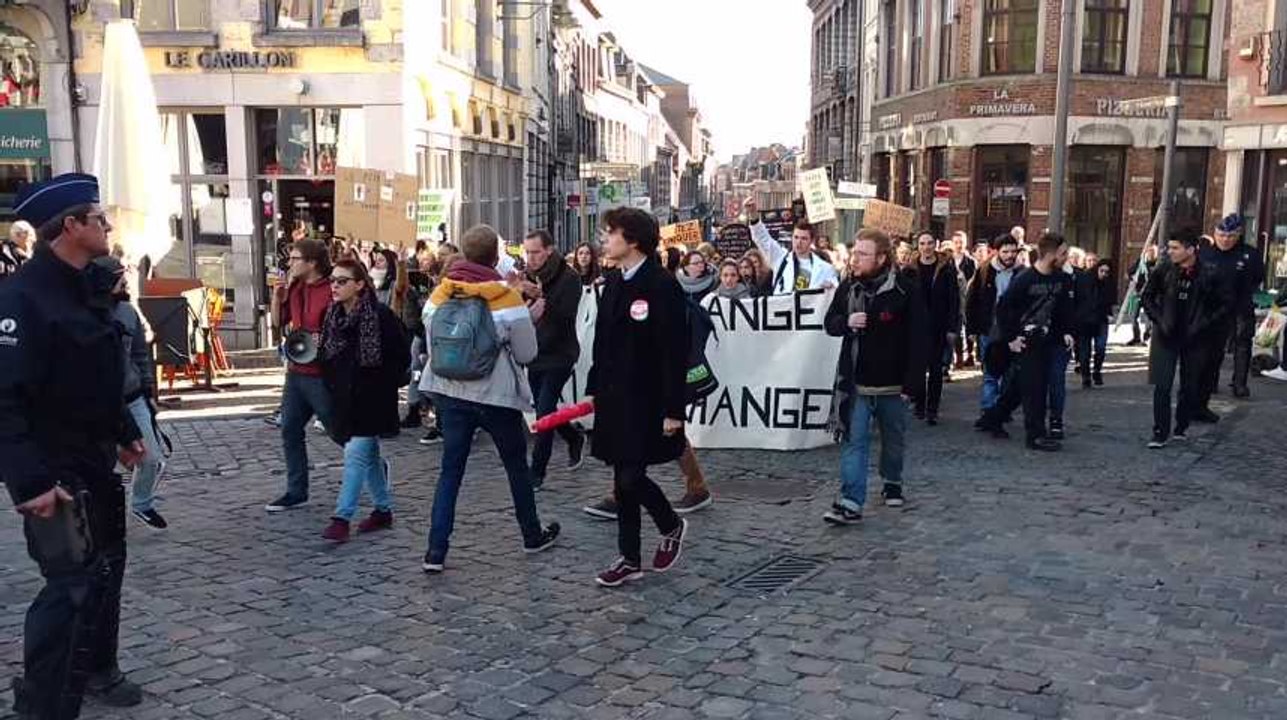 Mons: les manifestants pour le climat arrivent sur la Grand Place