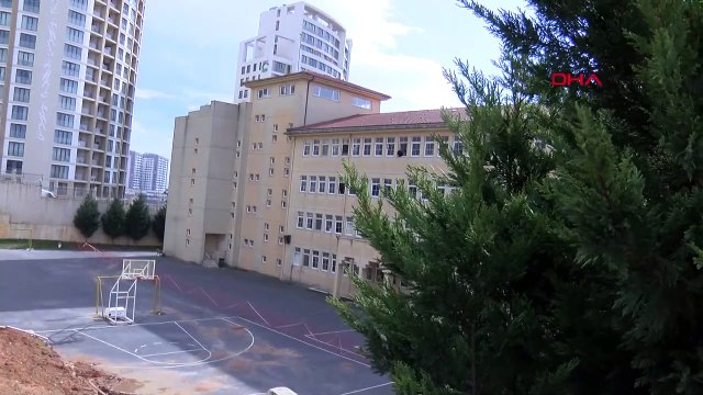 Tuzla’da istinat duvarı okulun bahçesine yıkıldı
