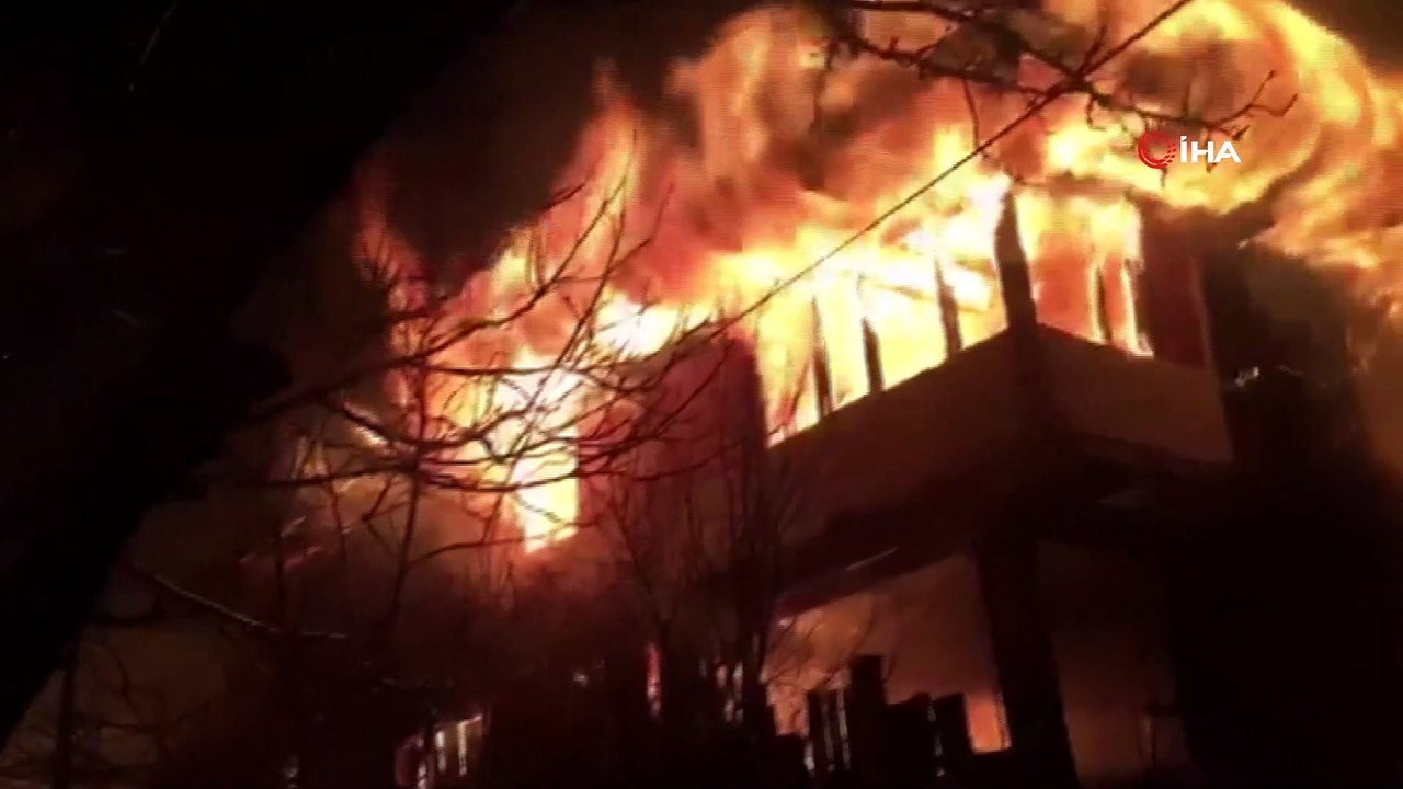 Kastamonu alevlere teslim oldu: Çıkan yangında 2 ev ve 2 ahır kül oldu