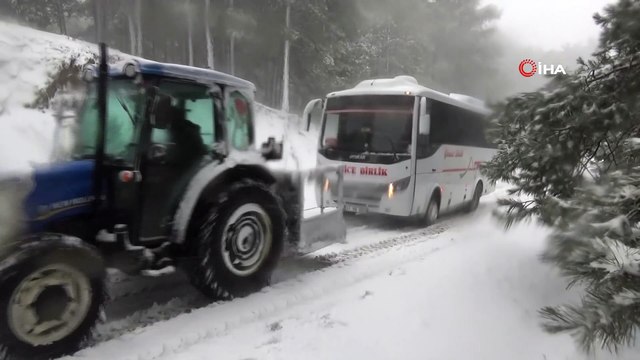 Kar yolları kapattı, Kazdağları'nda onlarca araç mahsur kaldı
