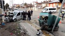 Sivas'ta otomobil ile hafif ticari araç çarpıştı: 3 yaralı