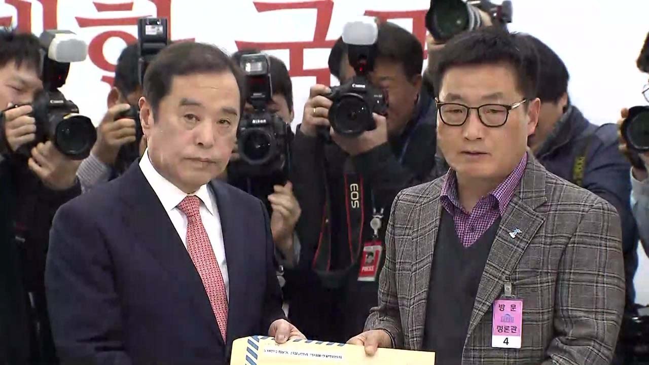 5·18 단체 만난 한국당 "다시 한 번 사과"...징계는 결론 못내 / YTN