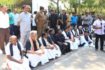 புதுச்சேரி ஆளுநர் மாளிகைக்கு எதிரே தர்ணாவில் அமர்ந்த முதல்வர்