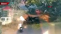 Hindistan'da üzerine ağaç devrilen otomobil takla attı