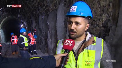 Demir yolu işçileri seferlerin aksamaması için kar ve buz temizliğinde