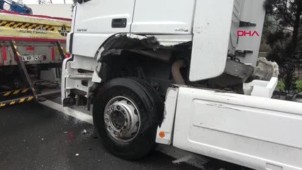 Kocaeli Kontrolden Çıkan Tır Bariyerlerin Üzerine Devrildi