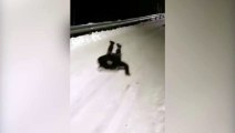 Policías usan sus escudos para tirarse por la nieve