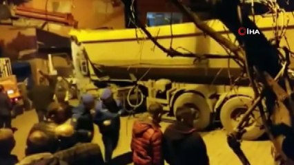 Tırın çarptığı otomobil hurdaya döndü