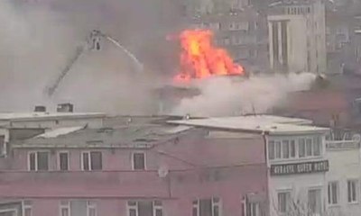 Fatih'te tarihi binada yangın çıktı