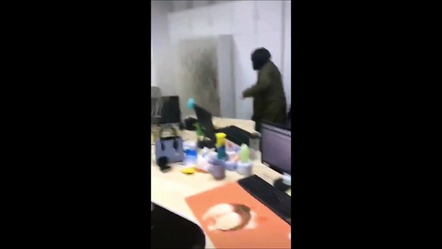 Une énorme fuite d'eau ouvre les portes d'un placard et inonde le bureau plein d'ordinateurs