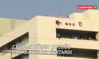 Kertenkeleyi takip ederken çatıdan düşen çocuğu parmaklıklar kurtardı