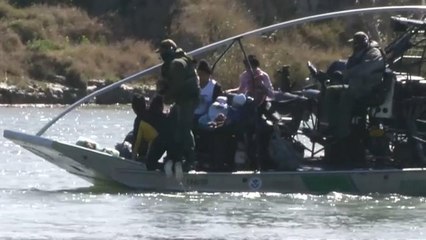US-Behörden bergen Flüchtlinge aus brusthohem Wasser