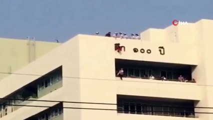 - Kertenkeleyi takip ederken çatıdan düşen çocuğu parmaklıklar kurtardı