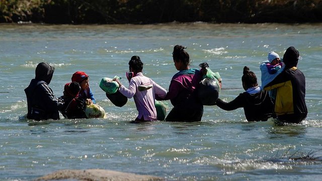 Новые группы мигрантов пытаются перебраться из Мексики в США