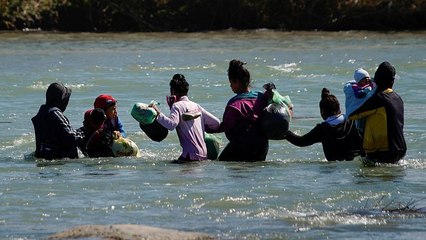 Новые группы мигрантов пытаются перебраться из Мексики в США