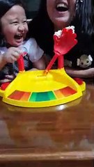 Petite tricheuse au jeu de la « Tarte à la crème »