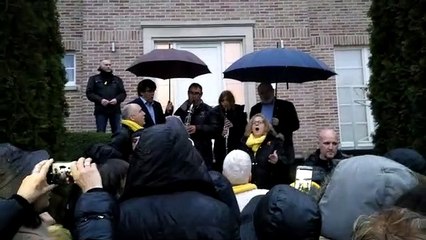 Els cantaires per la Llibertat de Terrassa canten a la Casa de la República