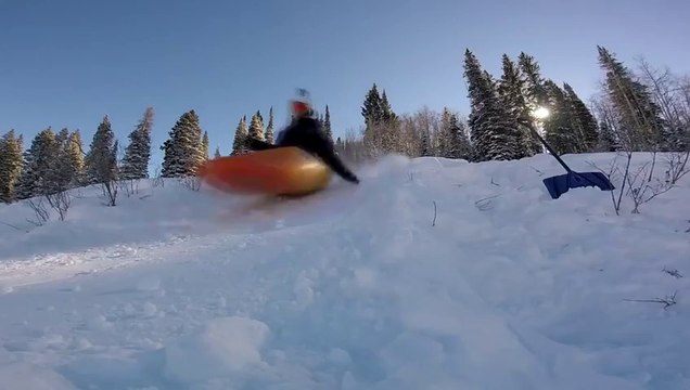 Il dévale les pistes de ski.. en Canoe Kayak !