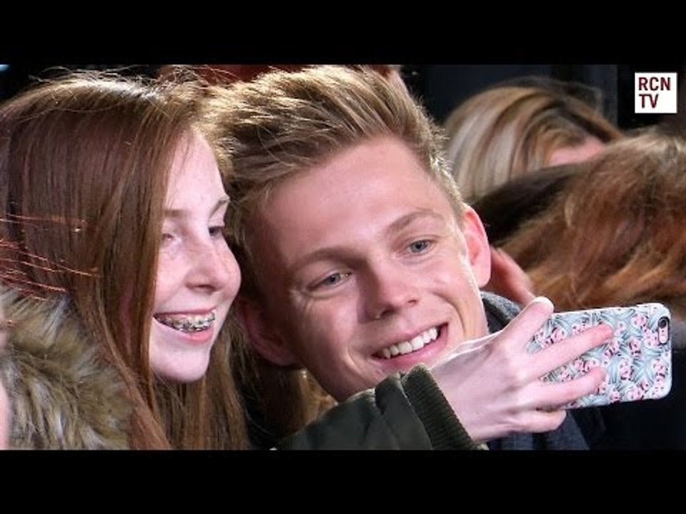 Caspar Lee & Joe Suggs Meeting Fans At London Film Premiere