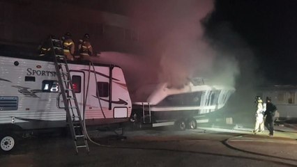 레저용 요트 원인 미상 화재...완전히 불에 타 / YTN