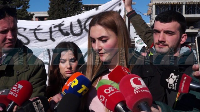 STUDENTET NE SHKODER PROTESTOJNE KUNDER NGACMIMEVE SEKSUALE - News, Lajme - Kanali 7