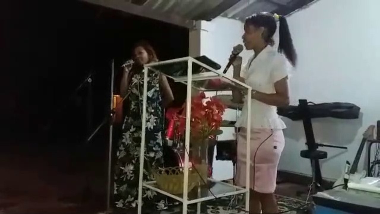 Simone De Souza em sua  1ª Viagem missionária internacional | Santa Cruz De La Sierra - Bolívia | Culto de Mocidade | Josy Huainoca interprete | Anjos bolivianos