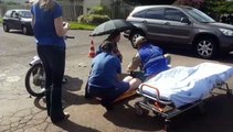 Jovem fica ferida em colisão entre moto e caminhonete