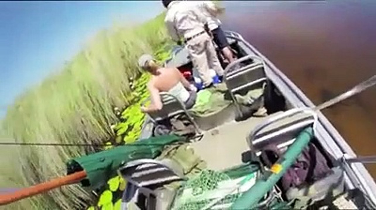 Un énorme crocodile passe juste sous leur bateau... Terrifiant