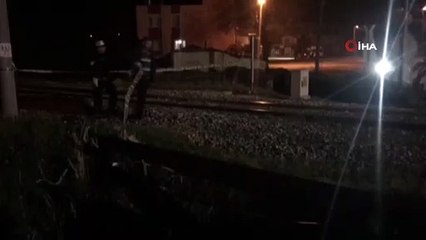 Rayların üstünde bisikletiyle geçmek isteyen gence tren çarptıa