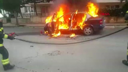 Denizli Seyir Halindeyken Alev Alan Otomobil Hurdaya Döndü