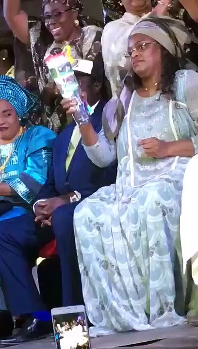 Après le “Mbarasse”, cette nouvelle danse de Marième Faye Sall fait le buzz !