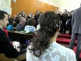 Une femme demande à la chorale de chanter l'hymne de la Ligue des champions durant leur mariage pour surprendre son mari