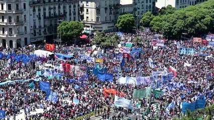 Argentinos vão às ruas