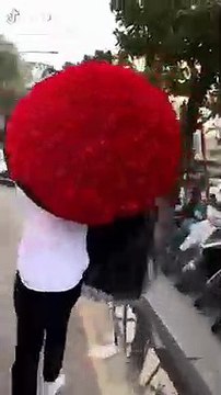 Chàng trai quỳ gối tặng người yêu bó hồng khủng ngày Valentine, dân tình lùng sục danh tính cô gái may mắn