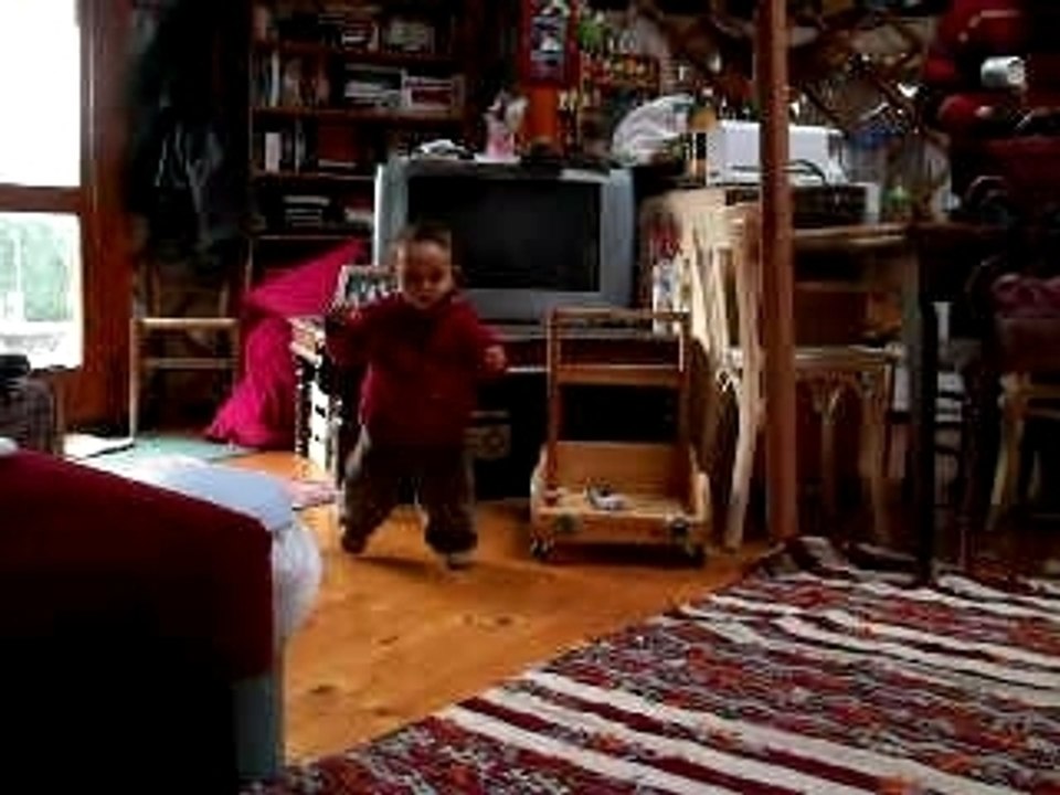 Llewelyn marche dans la yourte