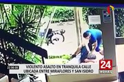 Miraflores: delincuentes armados roban y empujan a un hombre en puerta de edificio