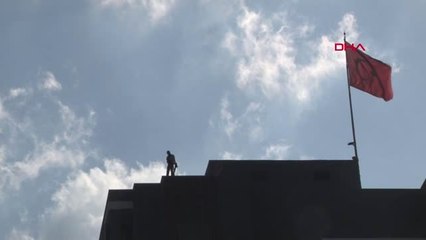 Adana Eski Sevgilisiyle Barışmak İçin Çatıya Çıktı, Meraklılar Canlı Yayın Yaptı