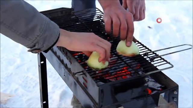 Kar suyundan çay, donmuş nehir üzerinde mangal yaptılar