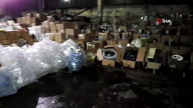 Küçükçekmece'de sahte içki imalathanesine düzenlenen baskında piyasa değeri yaklaşık 1 milyon 200 bin TL olan 10 bin şişe sahte içki ele geçirildi