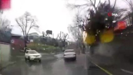 Taksi ile aracın çarpıştığı kaza amatör kamerada
