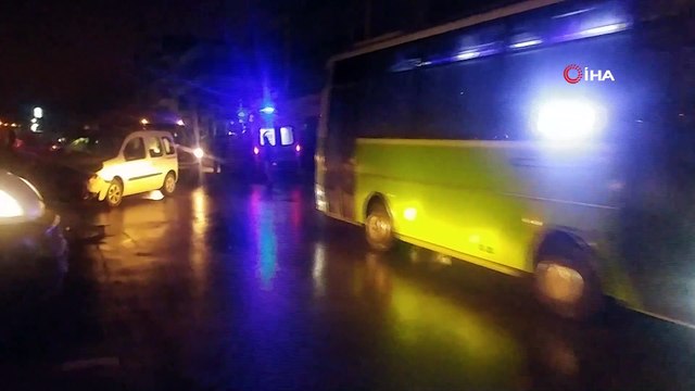 İşçi servisi, hafif ticari araçla çarpıştı: 2 yaralı