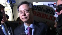 우병우, 지난달 석방 뒤 재판 첫 출석 / YTN