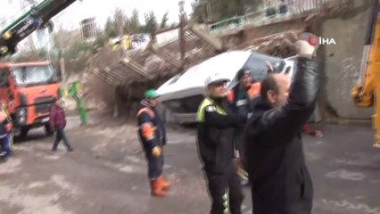 Beykoz'da çöken istinat duvarının altında kalan araçlar kaldırılıyor