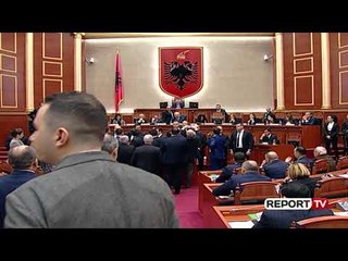 Download Video: Report TV - Edi Paloka godet kryeministrin Rama me bojë