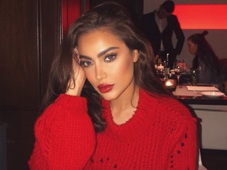 فيديو فاطمة المؤمن تعطل المرور بمظاهرة في عيد الحب وتقدم هدايا للمارة