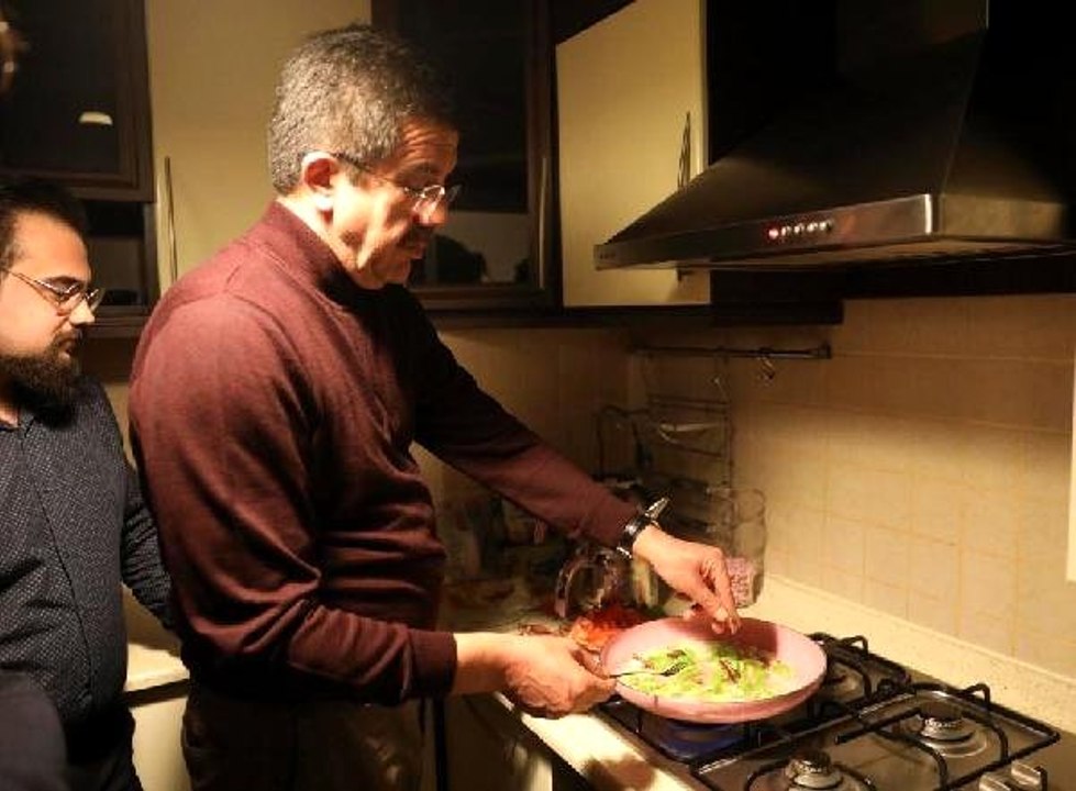 İzmir Büyükşehir Belediye Başkanı Adayı Nihat Zeybekci, Öğrenci Evinde Menemen Yaptı